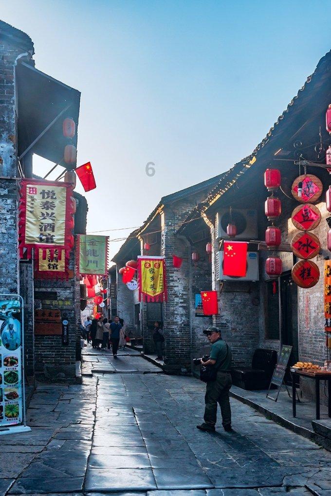 宋慧乔机场生图惊艳网友，42岁状态如少女，长红27年的秘诀揭秘